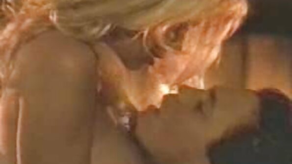 Drăgălașa brunetă Vanna Bardot cu sânii mici este futută și ia o încărcătură în gură